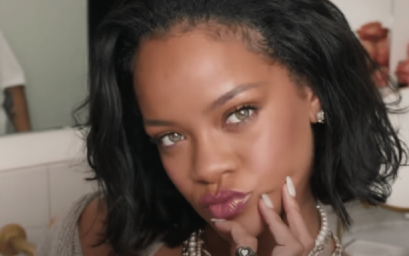 Why We're Obsessed with Rihanna's No-Makeup Makeup Look