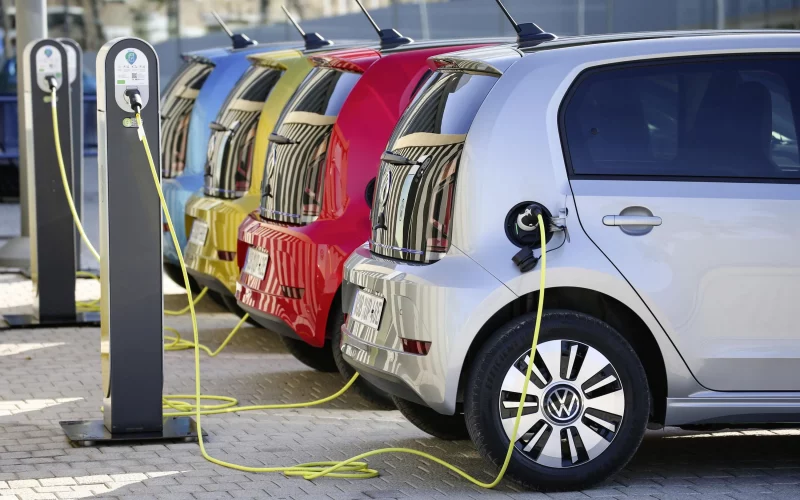 Electric Vehicles: Innovations in Battery Technology